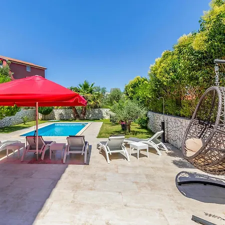 Awesome Home In Volme With Outdoor Swimming Pool