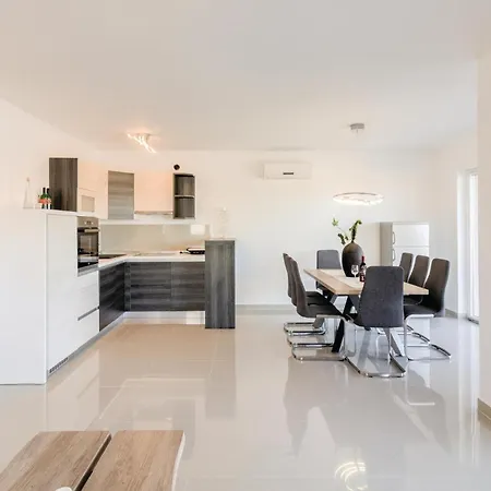 Awesome Home In Volme With Outdoor Swimming Pool * Pomer