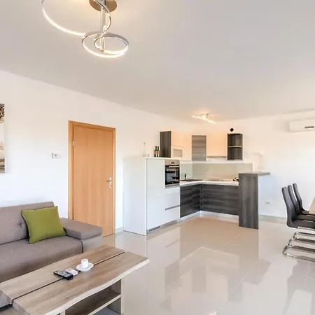 Awesome Home In Volme With Outdoor Swimming Pool Holiday home Pomer